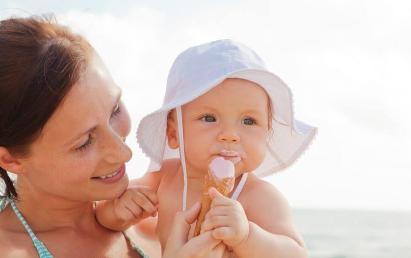 Bébé goûte ses premières glaces - Famille Bébé