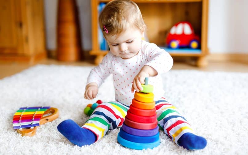 Jeux pour bébé 6 mois : stimuler son intérêt ! - Famille Bébé