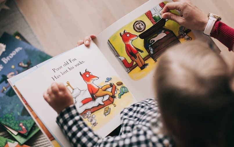 enfant lit un livre
