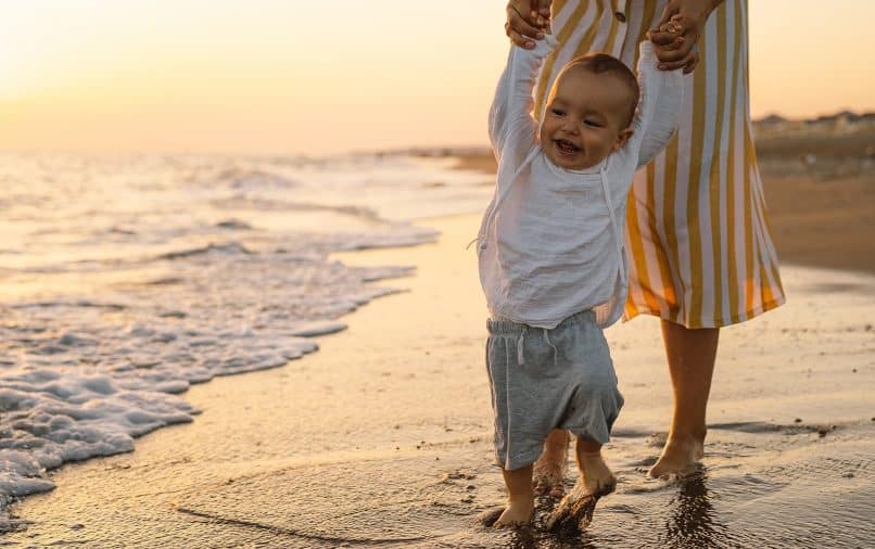 enfant qui marche sur la plage