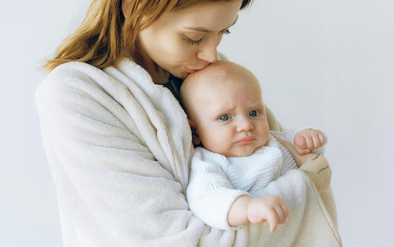 mère qui porte son bébé