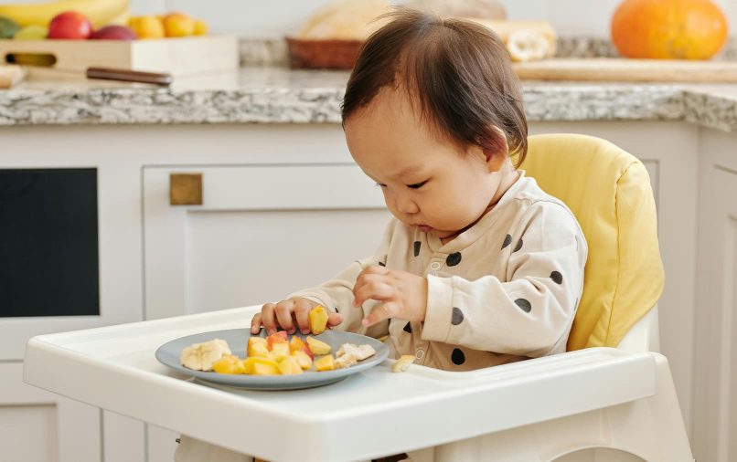 bébé qui mange des fruits