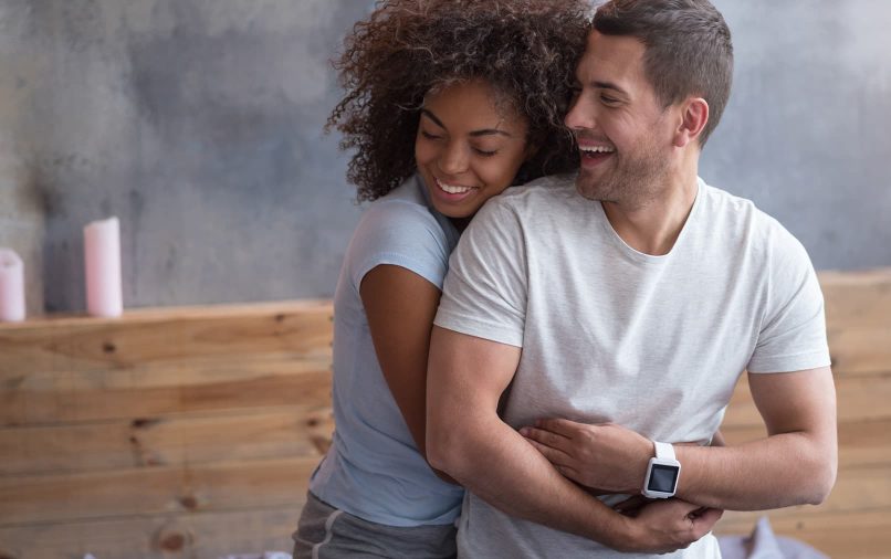 couple qui se fait un calin