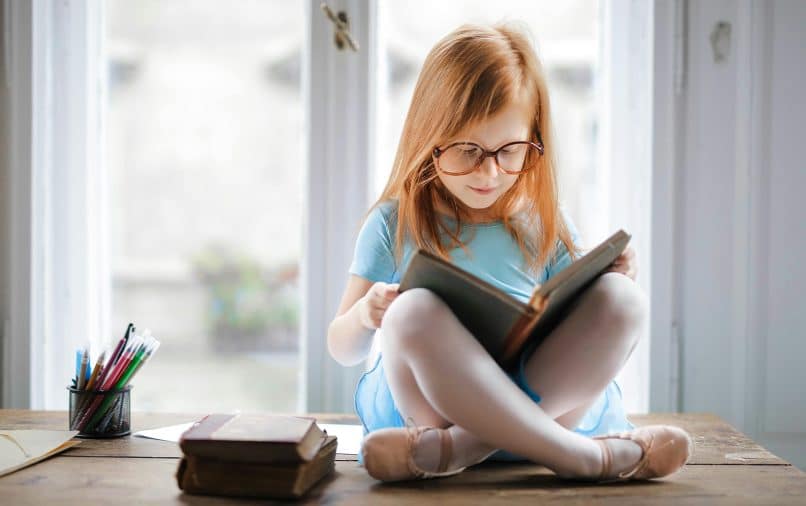 petite fille en train de lire un livre